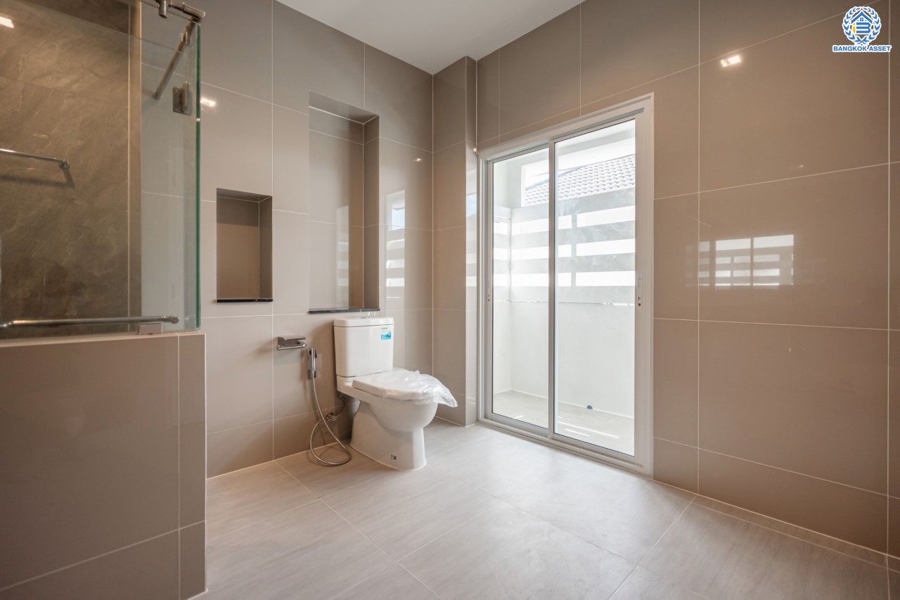 บ้านมือสองตกแต่งใหม่ ม.ราชพฤกษ์ บางบอน4 หลังมุม ตกแต่งหรูหรา เนื้อที่ 102 ตร.ว. ฟังก์ชัน 3 ห้องนอน 3 ห้องน้ำ จอดรถได้ 4 คัน พื้นที่สนามหญ้ากว้างกว่า 106 ตร.ม. บนทำเลศักยภาพ เชื่อมต่อหลายเส้นทาง ใกล้เดอะมอลล์บางแค จุดขึ้นทางด่วน "เพชรเกษม" และรถไฟฟ้าสายสีน้ำเงิน "สถานีหลักสอง"